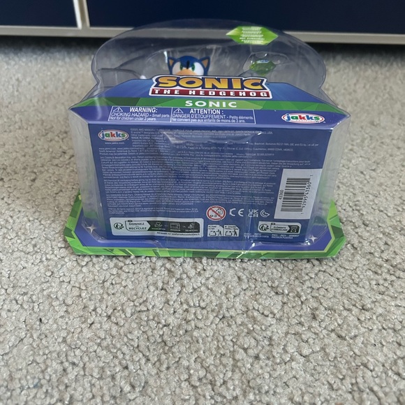 Sonic the Hedgehog Sonic with Green Emerald 35th Anniversary Figure - Picture 8 of 12